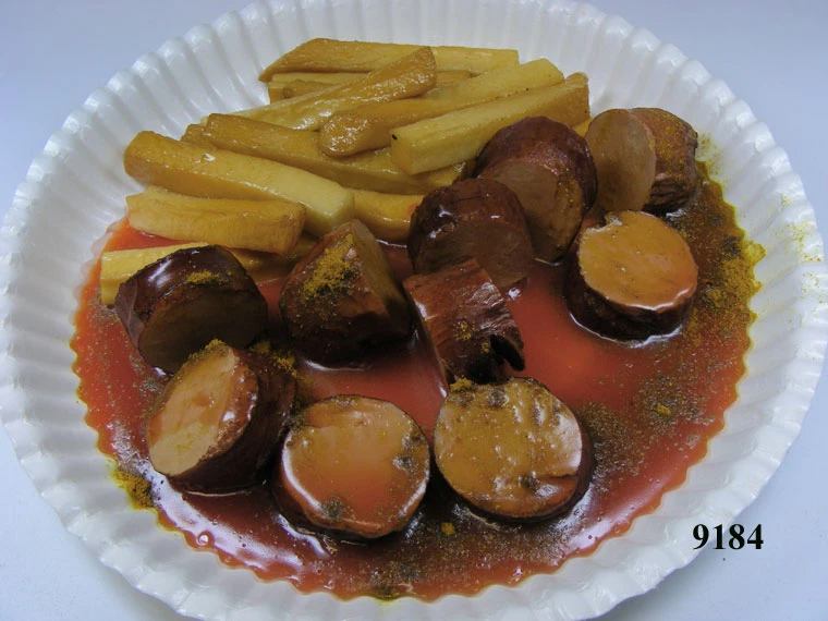 Produkt - Currywurst rot geschnitten mit Pommes