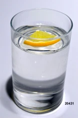 Wasser m. Zitrone (echtes Glas)