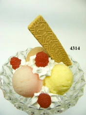 Eiskugeln mit Sahne