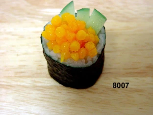 Maki-Sushi m. Kaviar u. Gurke