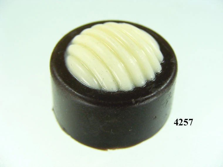 Produkt - Praline dunkel verziert (VPE=3 Stück)
