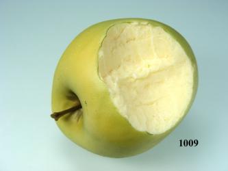 grüner Apfel angebissen 