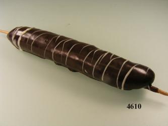 Bananenspieß Bitterschokolade verziert 