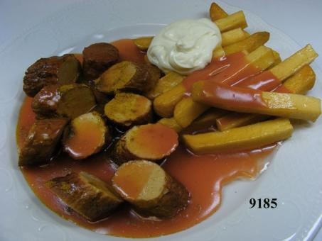 Curry sausage cut white with chips and majo 