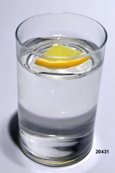 Wasser m. Zitrone (echtes Glas) 