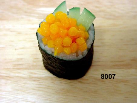 Maki-Sushi m. Kaviar u. Gurke 