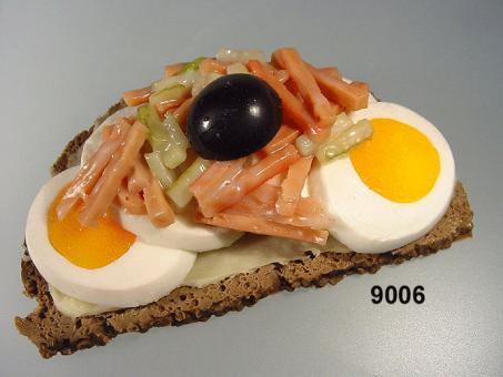 sandwich with eggs 