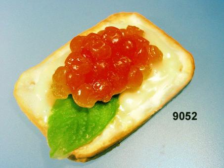 Kräcker mit Kaviar gelb 