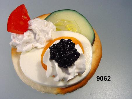 Kräcker mit Kaviar-Ei 