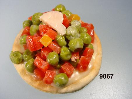 cracker with vegetables 